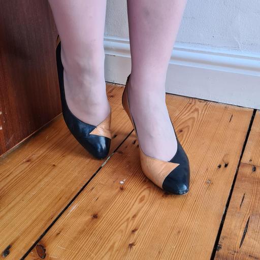 Two-tone Loe Heeled Court Shoe 2