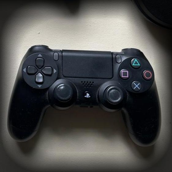 PlayStation 4 DualShock 4 Controller alt 1